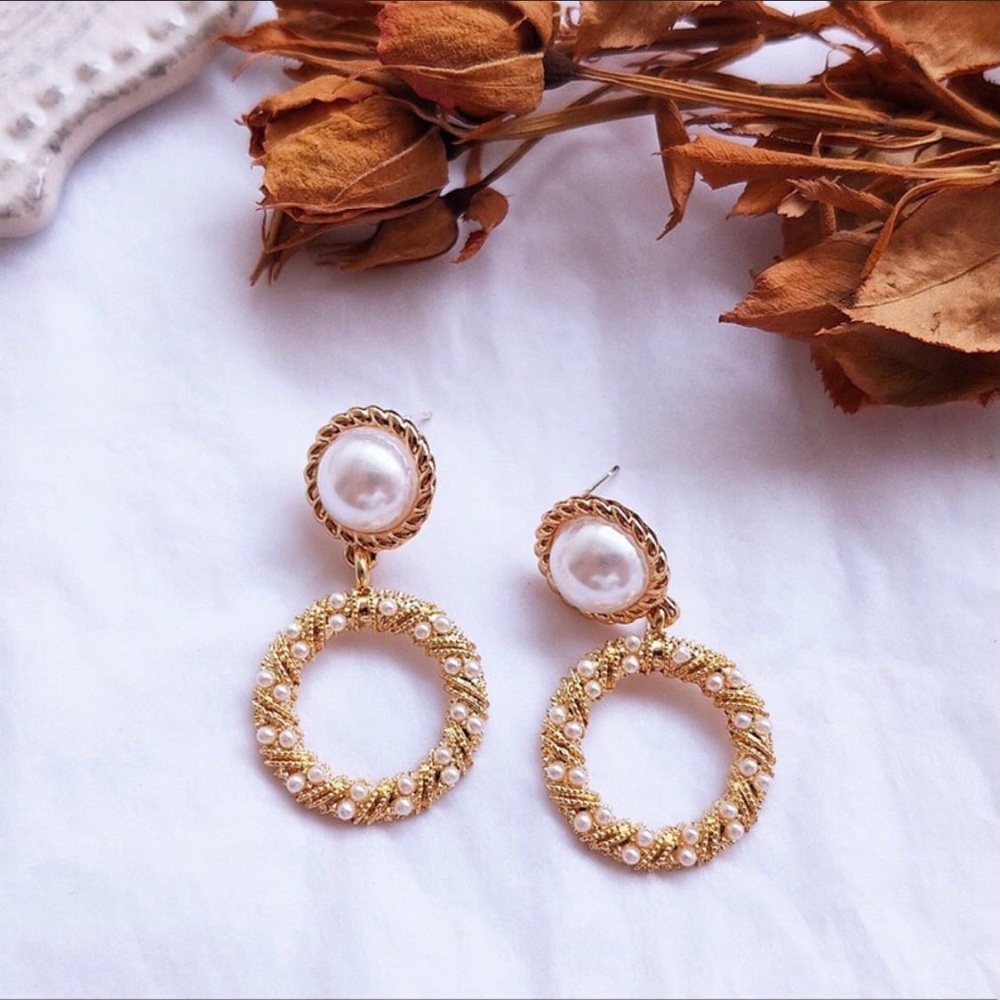 Vintage style pearl earrings gold